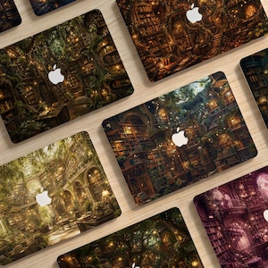 Può includere: Una collezione di skin per laptop con scene di biblioteche dettagliate e illuminate, scaffali imponenti, vegetazione rigogliosa e illuminazione calda. Ogni skin presenta un logo Apple bianco ritagliato su interni ricchi di dettagli.