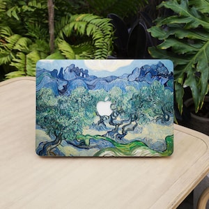 Puede incluir: Funda para portátil con una pintura de olivos bajo un cielo azul. La obra de arte, en tonos azules, verdes y blancos, representa colinas y árboles estilizados. El logotipo de Apple es visible en el centro.