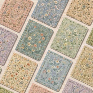 Puede incluir: Una colección de cuadernos rectangulares con diversos patrones florales en tonos pastel suaves como rosa, azul, verde y crema. Cada cuaderno tiene un borde decorativo y una ilustración botánica densa y detallada de flores silvestres.