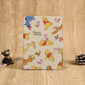 Funda para Kindle de Winnie Pooh y sus amigos con correa de mano para Paperwhite 1/2/3/4/5, funda para Kindle de 12.ª, 10.ª y 11.ª generación, Kindle 2022-2024