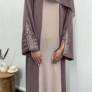 Abaya aperto con maniche a fessura impreziosite da perline/ Eid Dubai abaya/ lusso viola marrone abaya per occasioni speciali/ set abaya 2 pezzi con hijab/ regalo Eid