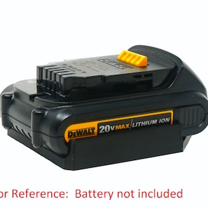 Pode incluir: Suporte de bateria DeWalt 20V Max Lithium Ion preto e amarelo. O suporte tem um corpo de plástico preto com uma etiqueta amarela que diz "DEWALT 20V MAX/LITHIUM ION".