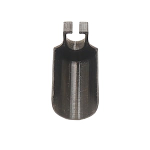 Puede incluir: Una herramienta de metal gris oscuro con un cuerpo en forma de U y dos pestañas rectangulares en la parte superior. La herramienta tiene un interior liso, ligeramente curvado y una base redondeada. El fondo es blanco liso.