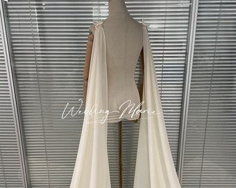 Capa de novia vaporosa de gasa color champán con broche