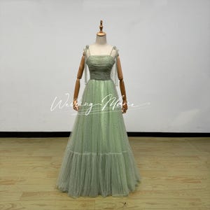 Robe de bal en tulle verte, ornements étoiles lune dorées