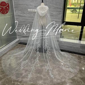 Mantella da sposa con cappuccio: abito da sposa avorio con paillettes a forma di foglia