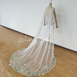 Blumen Hochzeit Cape Schleier, Zartes Blumen Cape, Grünes Blatt & Blaues Blumen Cape, Cape Schleier mit V-Rücken, Perfekt für Hochzeiten, Individueller Cape Schleier
