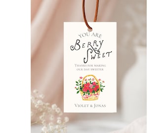 Modello di etichetta di ringraziamento "Berry in Love", etichetta per bomboniera per addio al nubilato con fragole, etichetta per bomboniera modificabile su Canva, etichetta regalo dolce con frutti di bosco