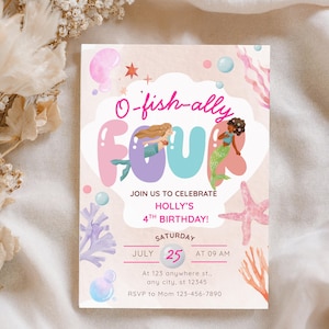 以下が含まれることがあります： 人魚をテーマにした長方形の誕生日招待状カード。O-fish-ally FOUR, JOIN US TO CELEBRATE HOLLY'S 4TH BIRTHDAY, SATURDAY JULY 25 AT 09 AM, At 123 anywhere st., any city, st 12345, RSVP to Mom 123-456-7890 というテキストが記載されています。