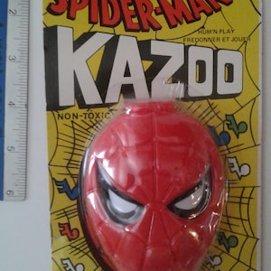 AMAZING SPIDER-MAN Kazoo, 1979, nieuw op kaart, nooit geopend (gebruikt), Straco, Made in Hong Kong