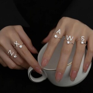 Anillo de plata de ley 925 - Anillo con nombre y letra - Anillo con corte de diamante - Anillo minimalista - Anillo con nombre personalizado - Regalo de dama de honor - Anillo de pareja