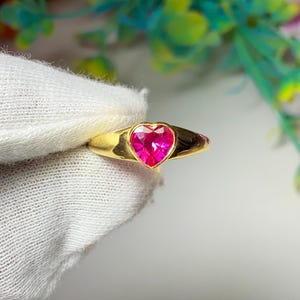 Anel de rubi incrível / Anel de prata esterlina 925 / Anel de coração de rubi / Anel de pedra preciosa delicada / Tamanho - 6 x 6 mm / Anel minimalista / Presente para namorada