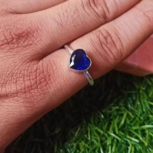 Herz Blauer Saphir Ring / 925 Sterling Silber Ring / Zierlicher Edelstein Ring / 8 x 8 mm / Herz Ringe / September Geburtsstein Ring / Geschenk für Sie