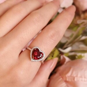 Sehr charmanter Granatring · 925 Sterlingsilber Ringe · Zierliche Herz Edelsteine Ring · Größe - 8 x 8 mm. Januar Birthstone Ring · Schmuck für die Liebe