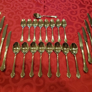 Silverware Set with Shiny Finish in Excellent Condition – Silverware with Handle Designs and Polished Finish
