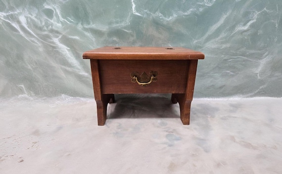 Shambergers Wooden Lidded Storage Box: Hinged Sewing Box