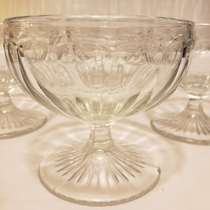 Set of 6 Clear Glasses with Wide Rimmed Round Tops and Etched Glass Bottoms – Vintage Collection of Juice Glasses