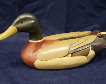 Señuelo de pato tallado vintage: decoración de caza verde y marrón