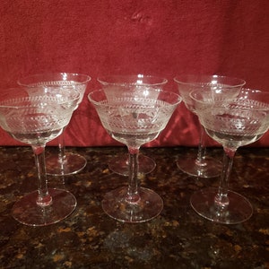 Vintage Set of 6 Wine Glasses with Delicate Stems and Wide Rims – Set of 6 Stemware Pieces for Dinner Table and Parties – Party Glass Set