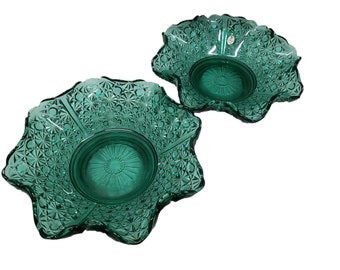 Cuencos de color verde oscuro de la marca Fenton con vidrio grabado y bordes ondulados