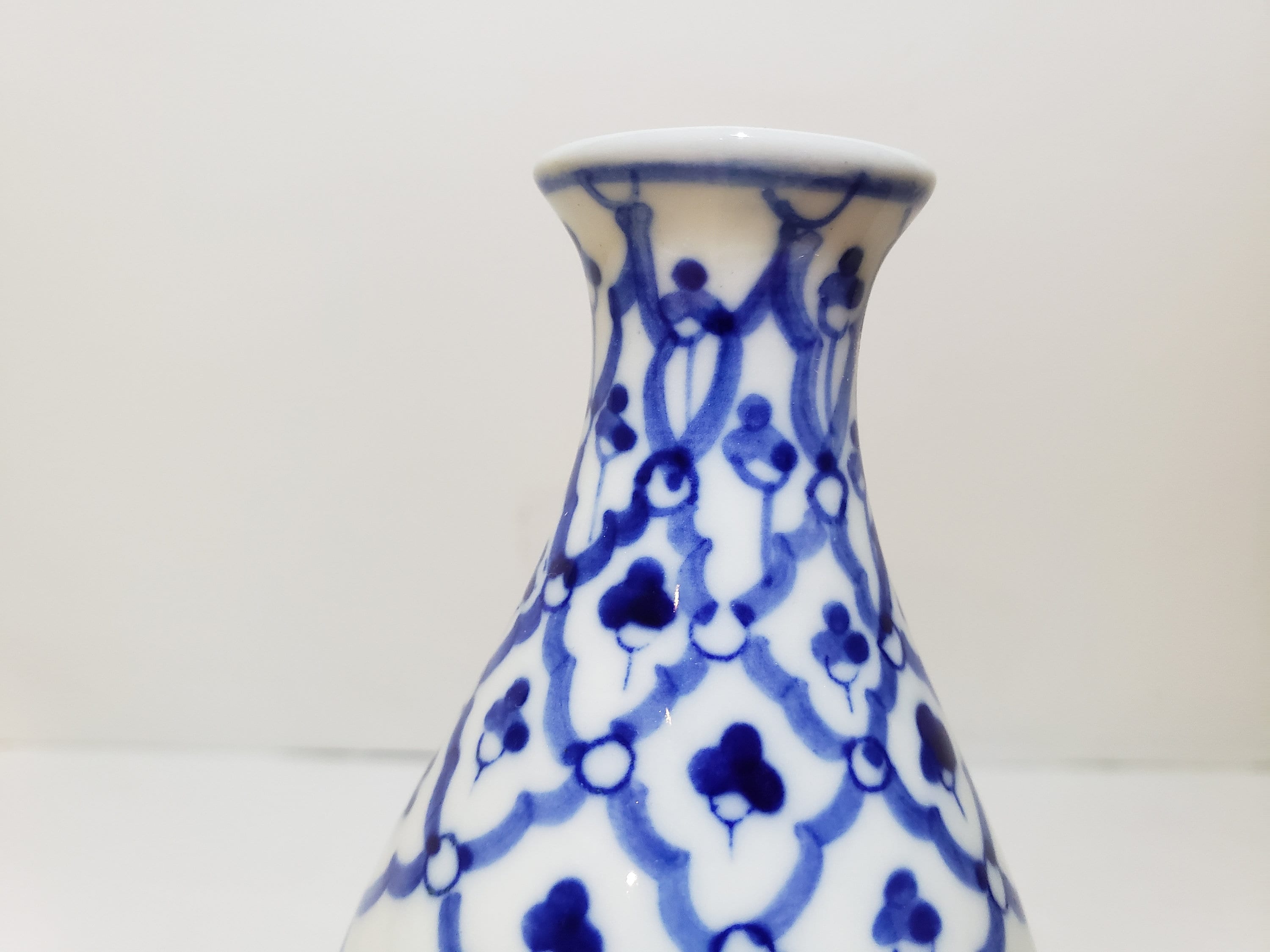 タイの陶器製花瓶：白とコバルトブルーの花柄デザイン - Etsy 日本