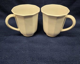 クリーム色のマグカップ2個セット - 毎日使えるコーヒー＆ティーマグ