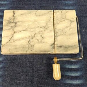 Bandeja para cortar queso con diseño de granito y mármol: accesorios y herramientas de cocina: utensilios de cocina