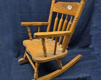 Mecedora infantil vintage de madera maciza: decoración rústica de granja grabada. Contáctenos para solicitar un presupuesto de envío.