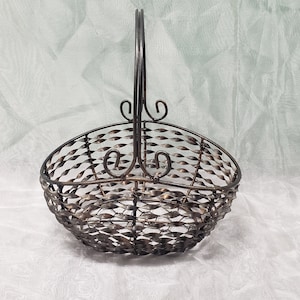 Wire Basket with Twisted Metal Wire, Large Handle, and Rounded Shape – Fruit, Flower, Bread Basket