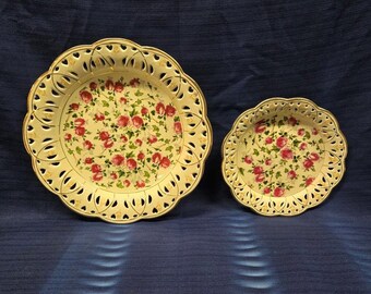Juego de 2 platos decorativos con flores blancas y rosas con perímetro enrejado y diseños de rosas