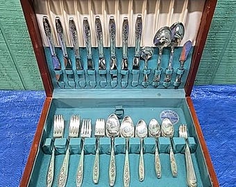 WM Rogers and Son 58-piece Silverware Set in Wooden Box With