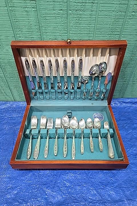 WM Rogers and Son 58-piece Silverware Set in Wooden Box With