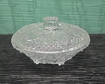 Bol sur pied en verre taillé transparent avec couvercle