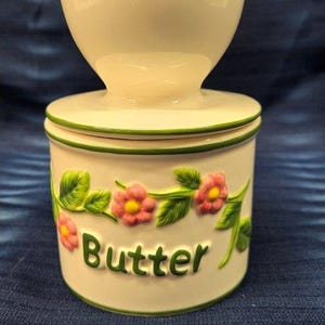Adorable Ceramic Butter Dish – Butter Display and Dispenser in Excellent Condition