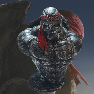 Peut inclure: Buste en noir et gris d'une Tortue Ninja Adolescente avec un bandana et un masque rouges. Le buste est vieilli et a un aspect vieilli.