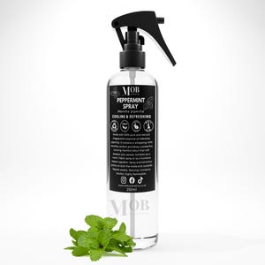 Może przedstawiać: Przezroczysta butelka ze szkła z czarną dyszą rozpylającą i etykietą. Etykieta zawiera napis "MOB Cosmetics Peppermint Spray Mentha piperita Cooling & Refreshing". Butelka ma pojemność 250 ml i zawiera naturalny olejek eteryczny z mięty pieprzowej.
