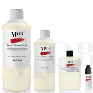 以下が含まれることがあります： さまざまなサイズのリードディフューザーリフィルボトル4本。ボトルは透明で、薄い黄色の液体が入っています。ラベルは白地に黒文字で、「MOB Cosmetics」という赤いロゴがあります。ボトルには「ブラックチェリー」の香り、ボトルのサイズがミリリットルで表示されています。ボトルは、一番大きいものから小さいものまで、一列に並んでいます。