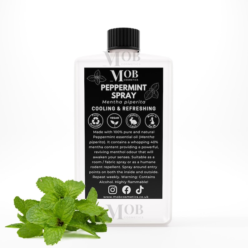 Może przedstawiać: Biała plastikowa butelka z czarną zakrętką i etykietą. Etykieta zawiera napis "MOB Cosmetics Peppermint Spray Mentha piperita Cooling & Refreshing". Butelka jest otoczona zielonymi liśćmi mięty.