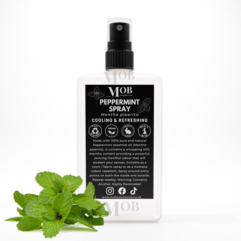 Może przedstawiać: Biała butelka z rozpylaczem z czarną etykietą, na kt&oacute;rej widnieje napis "MOB Cosmetics Peppermint Spray Mentha piperita Cooling & Refreshing". Etykieta zawiera r&oacute;wnież listę składnik&oacute;w i instrukcje użycia. Butelka stoi na białym tle.