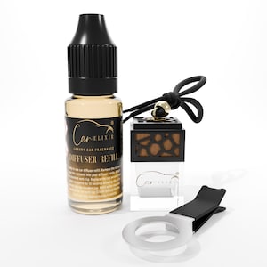 Op de afbeelding: Een auto-geurset met een flesje navulling voor de diffuser, een ventilatieclip en een decoratieve diffuser. De navulfles is amberkleurig met een zwarte dop en de tekst "Car Elixir Luxury Car Fragrance". De diffuser is zwart met een houtnerf ontwerp.