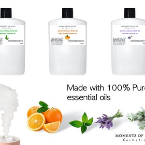 Könnte beinhalten: Drei weiße Flaschen mit Nachfüllöl für elektrische Diffusoren mit schwarzen Verschlüssen. Jede Flasche hat ein Etikett mit dem Text "Moments of Bliss Cosmetics". Die Flaschen sind mit ätherischen Ölen aus Pfefferminze, Süßorange und Lavendel beschriftet.
