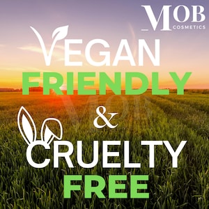 Puede incluir: Un campo verde con una puesta de sol en el fondo. El texto "VEGAN FRIENDLY & CRUELTY FREE" est&aacute; escrito en letras blancas en el campo. El texto "MOB COSMETICS" est&aacute; escrito en letras blancas en la esquina superior derecha de la imagen.