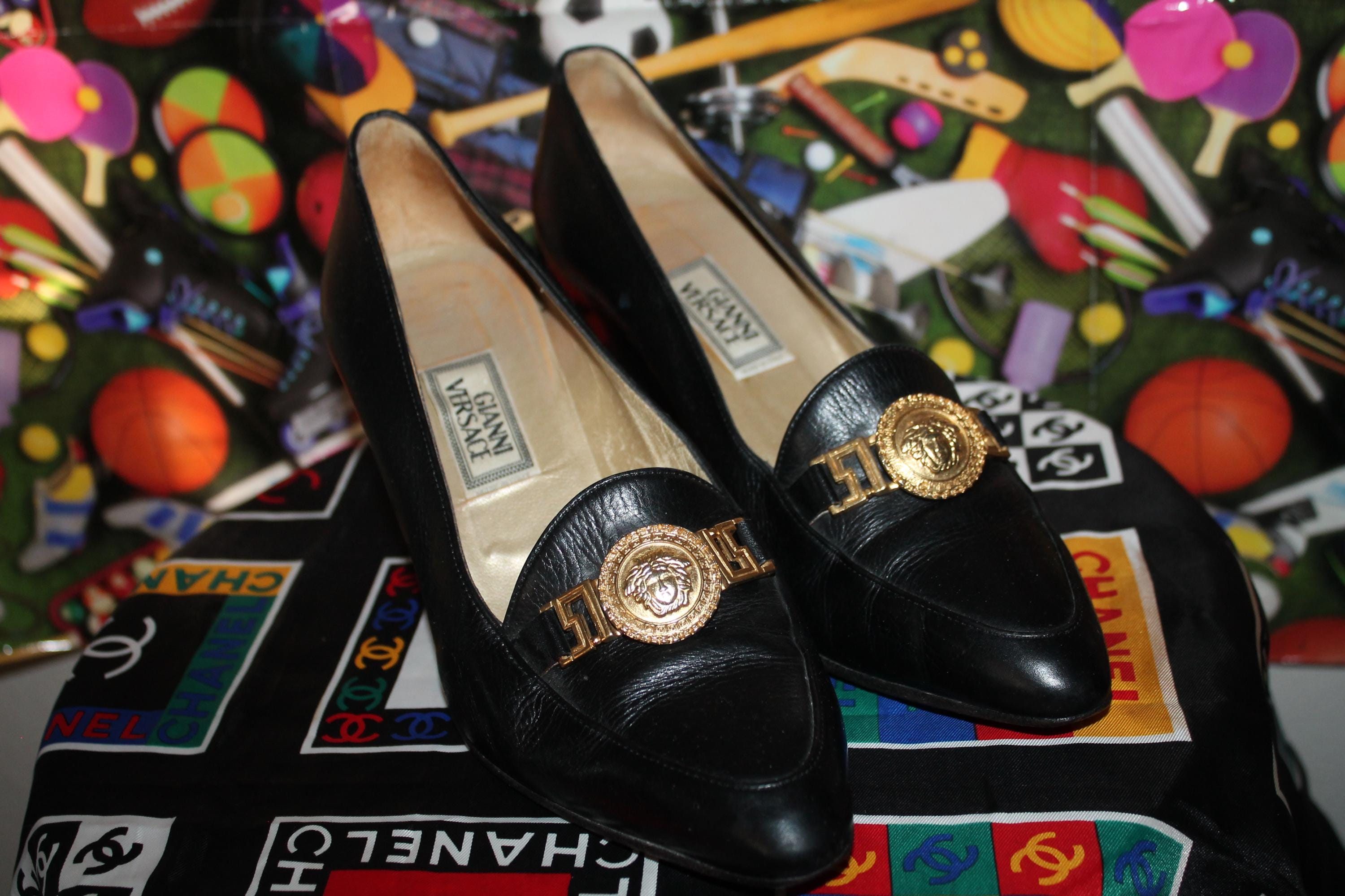 Vintage Gianni Versace Leather '90s Black Pumps Heels Medusa Medallion Size 7