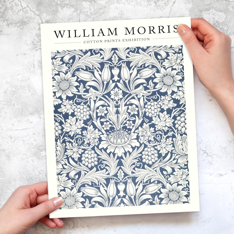 Puede incluir: Un p&oacute;ster blanco con el texto "WILLIAM MORRIS COTTON PRINTS EXHIBITION" en la parte superior. El p&oacute;ster presenta un patr&oacute;n floral azul y blanco.