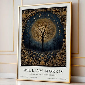 Op de afbeelding: Een poster met een gouden boom met een volle maan erachter, omringd door sterren en een gouden bloemmotief. De tekst "WILLIAM MORRIS" staat onderaan, samen met "A HISTORY OF BRITISH DESIGN", "COTTON PRINTS EXHIBITION" en "THE NATIONAL GALLERY, UK".