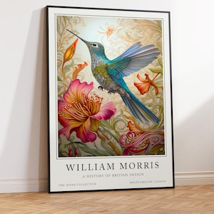 Pu&ograve; includere: Un poster vintage con un colibr&igrave; colorato in volo, circondato da disegni floreali stilizzati. Il poster &egrave; intitolato "William Morris: Una storia del design britannico" e include il testo "The Avian Collection" e "Walthamstow, London".