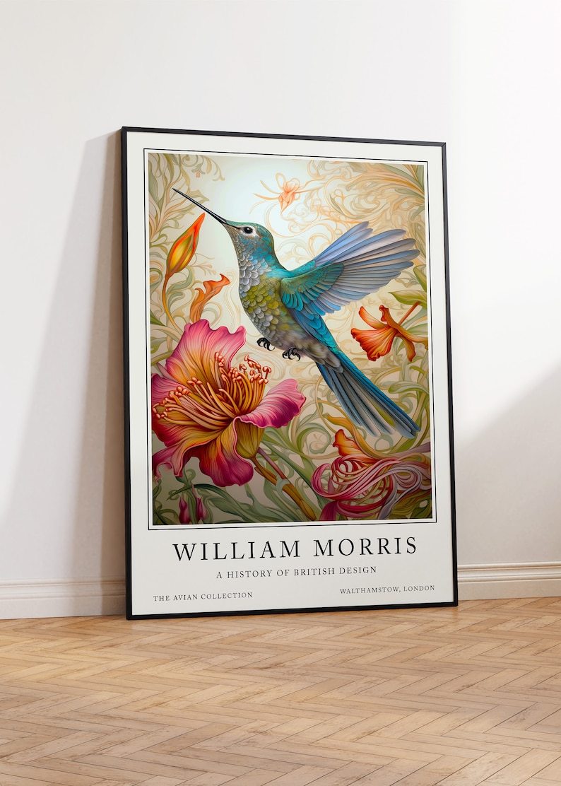 Pu&ograve; includere: Un poster vintage con un colibr&igrave; colorato in volo, circondato da disegni floreali stilizzati. Il poster &egrave; intitolato "William Morris: Una storia del design britannico" e include il testo "The Avian Collection" e "Walthamstow, London".