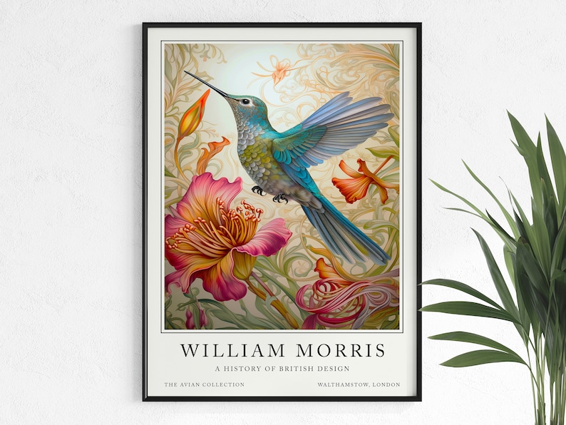 Pu&ograve; includere: Un poster in stile vintage con un colibr&igrave; colorato in volo, circondato da disegni floreali stilizzati. Il poster &egrave; intitolato "William Morris: Una storia del design britannico" e include il testo "The Avian Collection" e "Walthamstow, Londra".