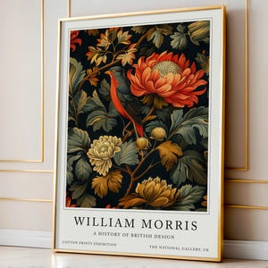 Może przedstawiać: Winietyczny plakat z motywem kwiatowym, na kt&oacute;rym widnieje czerwony ptak i tekst "WILLIAM MORRIS A HISTORY OF BRITISH DESIGN COTTON PRINTS EXHIBITION THE NATIONAL GALLERY, UK"