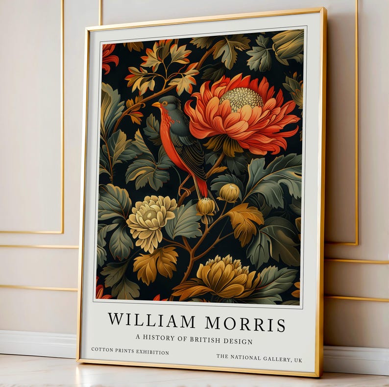 Może przedstawiać: Winietyczny plakat z motywem kwiatowym, na kt&oacute;rym widnieje czerwony ptak i tekst "WILLIAM MORRIS A HISTORY OF BRITISH DESIGN COTTON PRINTS EXHIBITION THE NATIONAL GALLERY, UK"